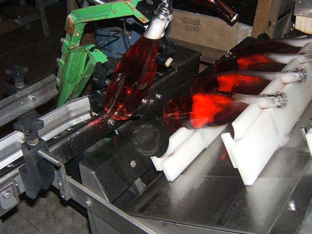 deg02 2.JPG - Transfert des bouteilles vers la boucheuse...